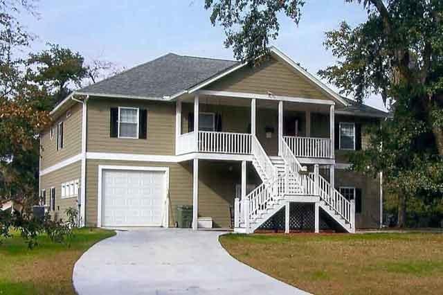 Robin-Drive-Belle-Isle-Front-view-of-water-front-home